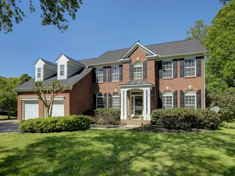 02_FRONT_OF_HOUSE_002